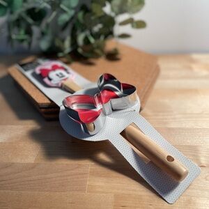 NIP Disney Minnie Mouse Silicone Spatula and Cookie Cutter 2-piece Set